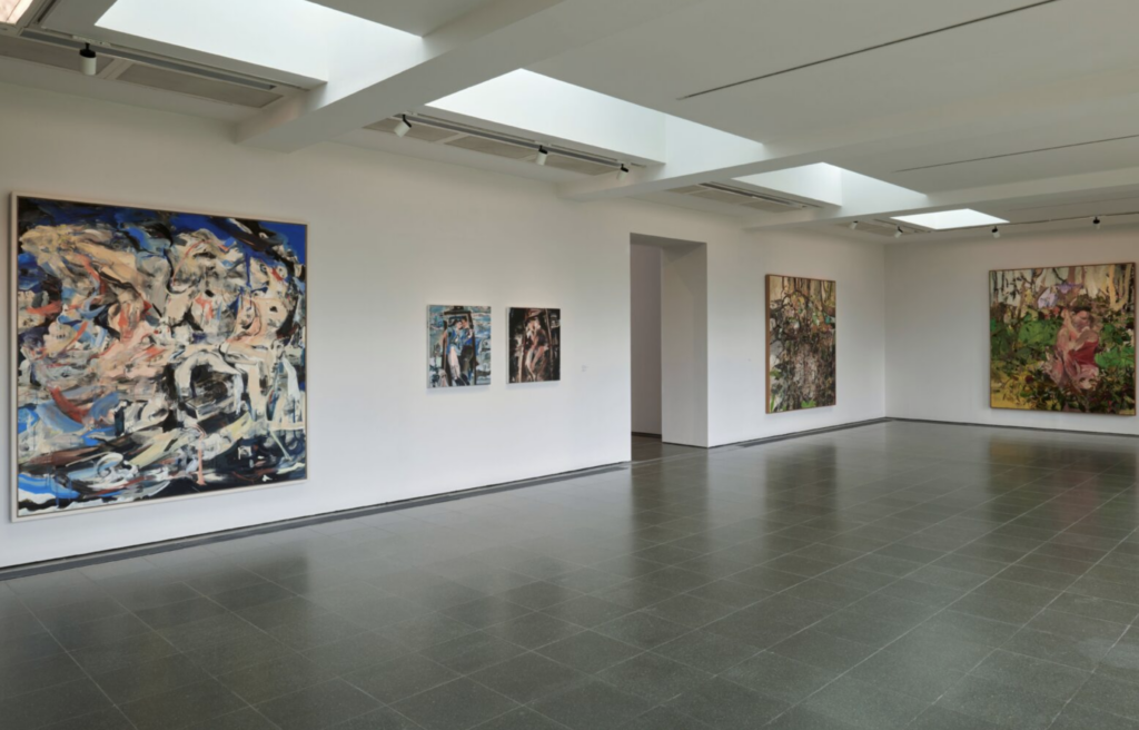 Ďalší inštalačný pohľad na výstavu Cecily Brown Picture Making v Serpentine South, obrazy s motívmi zelenej krajiny zavesené na bielej stene