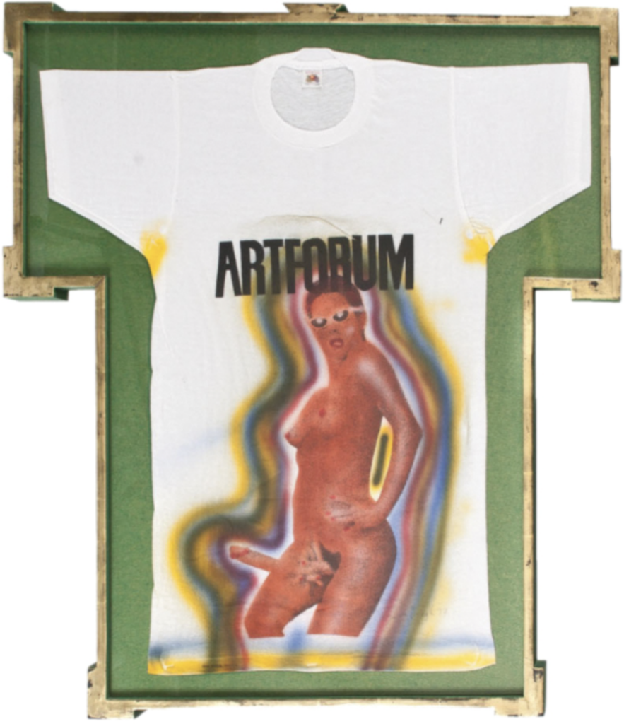 Biele bavlnené tričko s potlačou Artforum a airbrushovanou reprodukciou kontroverznej reklamy Lyndy Benglis z roku 1974, tričko je signované autorkou
