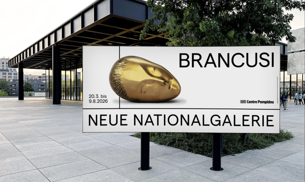 Reklamný pútač s nápisom Brancusi pred budovou Neue Nationalgalerie, so zlatou sochou Vtáka v priestore, dátumom výstavy a logom Centre Pompidou