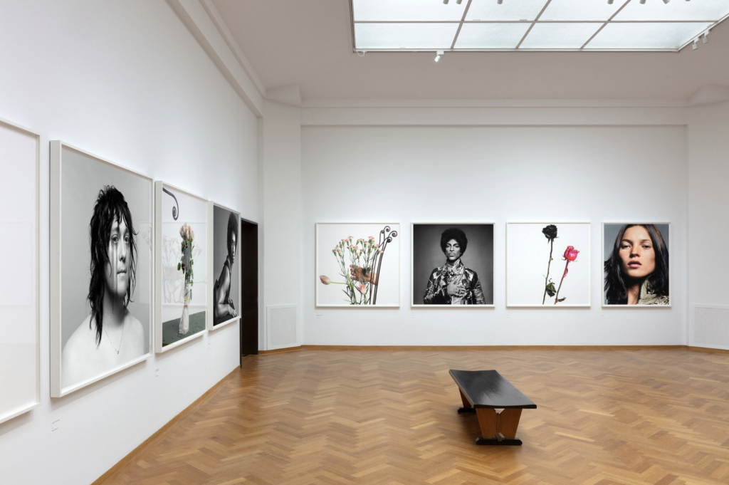 Inštalačný pohľad na výstavu Can Love Be a Photograph, 40 Years of Inez & Vinoodh, v Kunstmuseum Den Haag