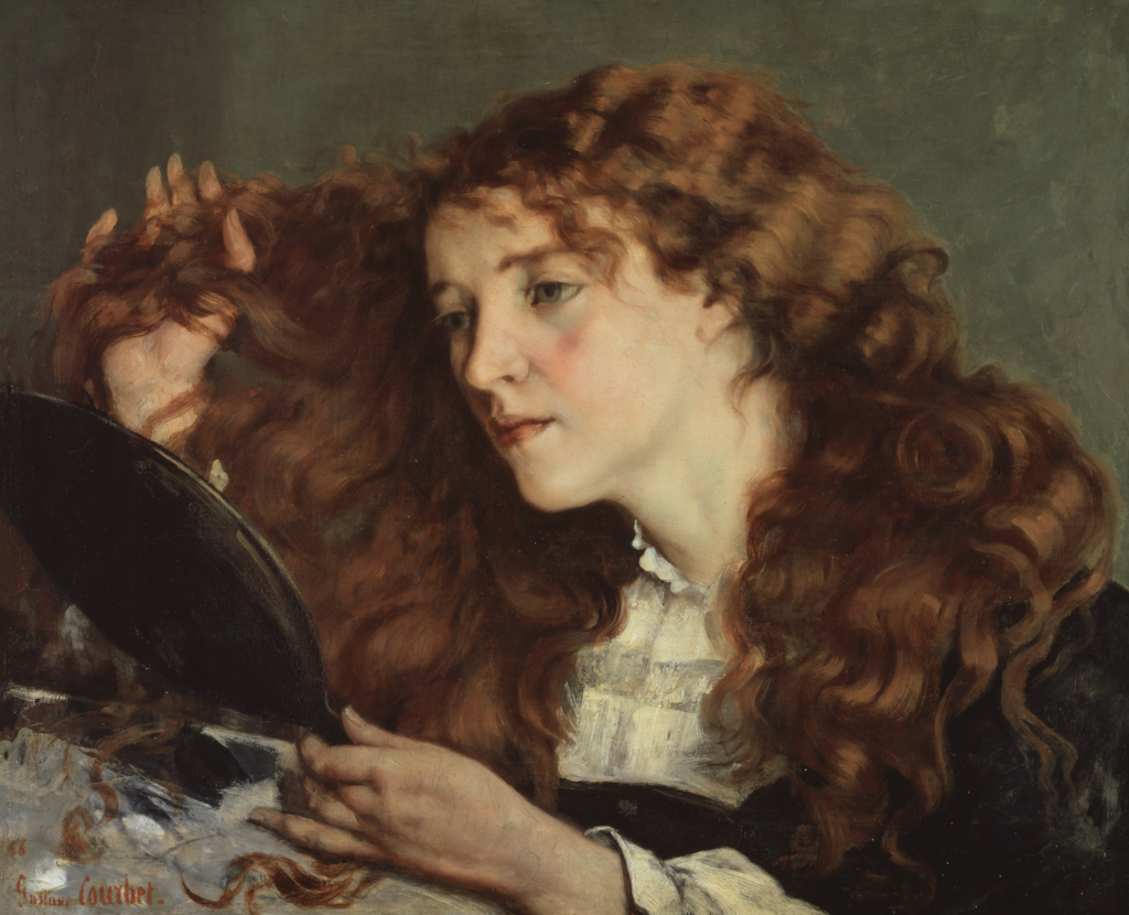 Gustave Courbet, portrét ženy s bohatými rozpustenými hnedočervenými vlnitými vlasmi, ktorá si prstami pridržiava vlasy a pozerá do ručného zrkadla
