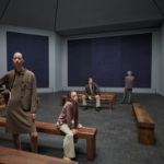 Kampaňové modely Loro Piana v tmavých vlnených outfitoch sediace a stojace na drevených laviciach v interiéri Rothko Chapel, obklopení tmavými Rothkovými maľbami