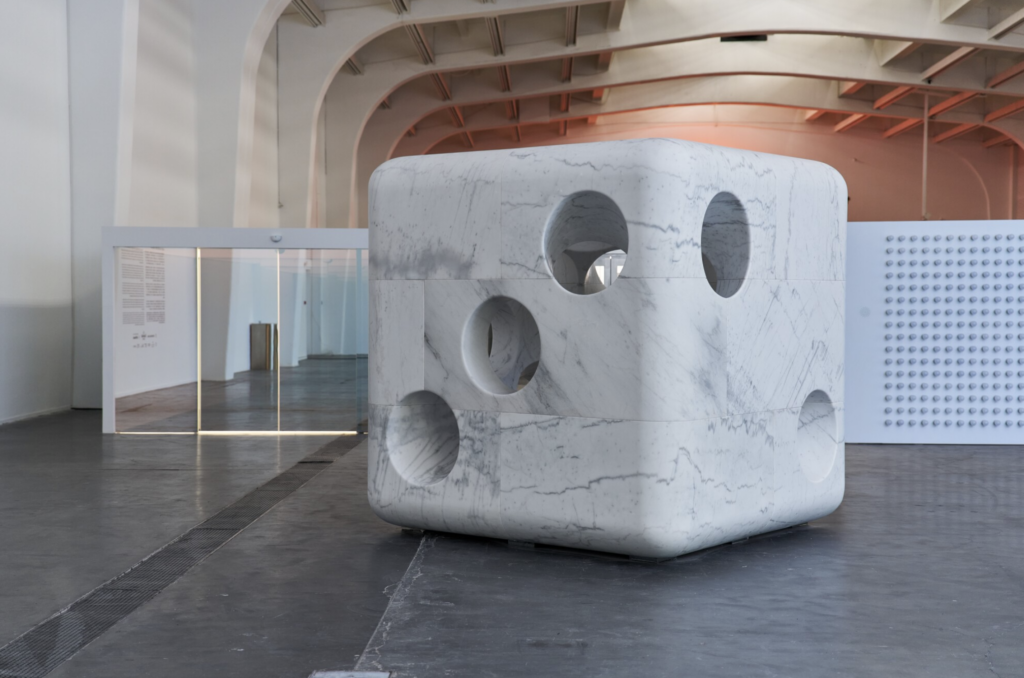 Monumentálna mramorová kocka s guľatými otvormi od Carstena Höllera vystavená vo veľkej hale UCCA v Pekingu