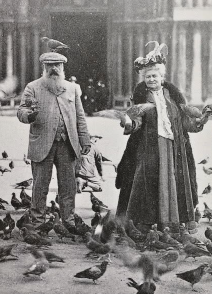 Claude Monet a jeho manželka Alice na Námestí svätého Marka v Benátkach, čiernobiela fotografia z roku 1908