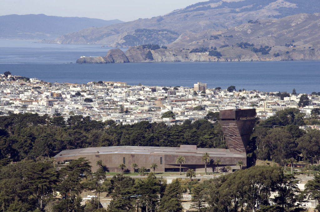 Panoramatický pohľad na budovu de Young Museum s medenou fasádou a vežou uprostred Golden Gate Parku v San Franciscu