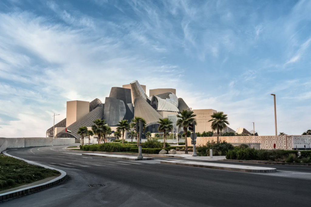 Guggenheim Abu Dhabi vo výstavbe, s viditeľnou fasádou od Franka Gehryho na konci polostrova obklopeného vodou