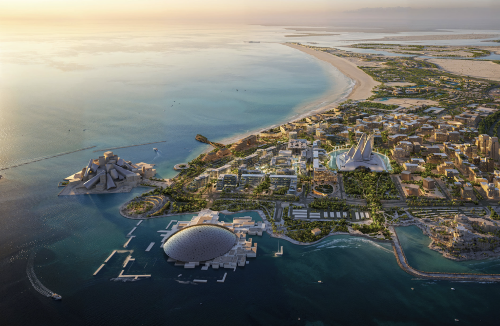 Letecký pohľad na Saadiyat Cultural District v Abu Dhabi s budovou Louvre Abu Dhabi na brehu mora a rozostavanými susednými múzeami