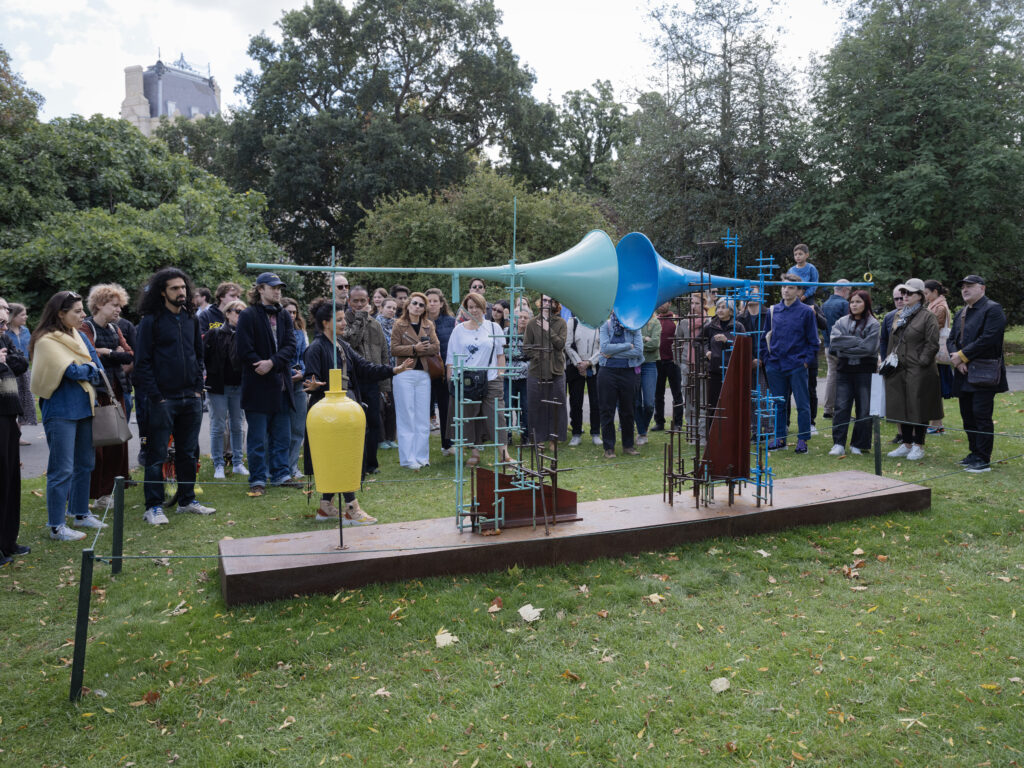 Fatoş Üstek počas prehliadky Frieze Sculpture