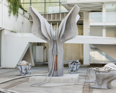 Brutalistický monument Metanoia od Ivany Bašić vystavený v londýnskom Regent's Parku