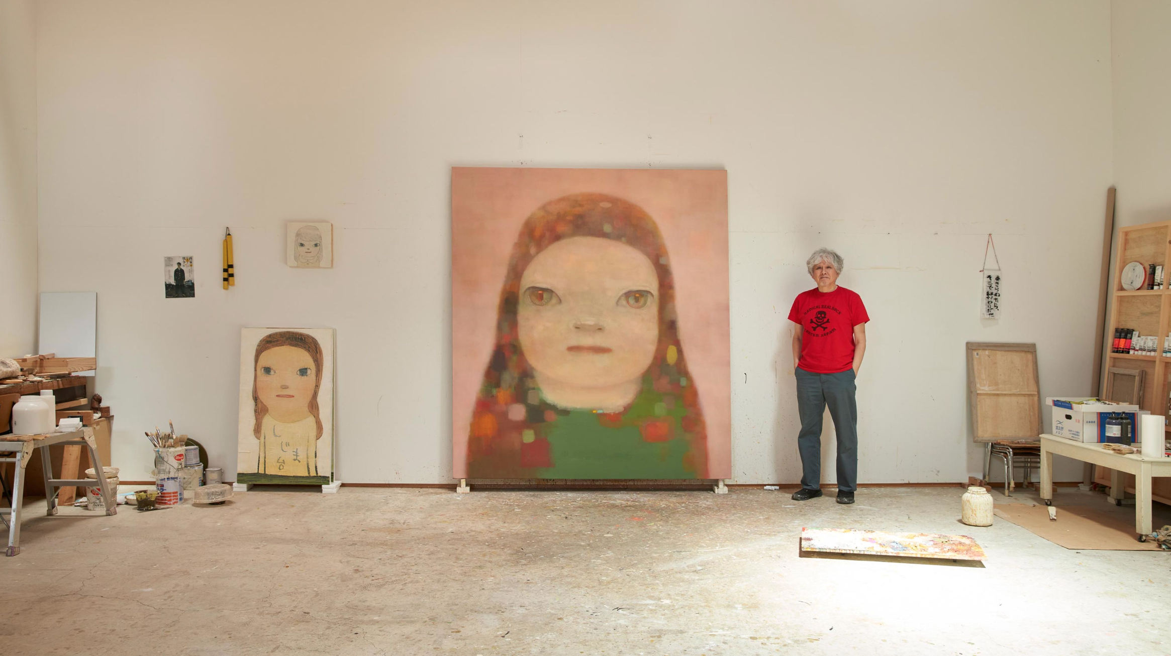 Yoshitomo Nara vo svojom ateliéri, 2026, foto Keita Saiki