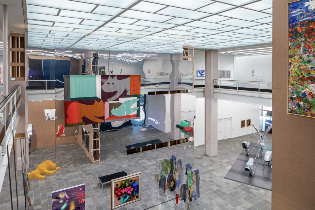 Inštalácia výstavy Stellprobe v Belvedere 21, farebné plátna a objekty v galerijnom priestore