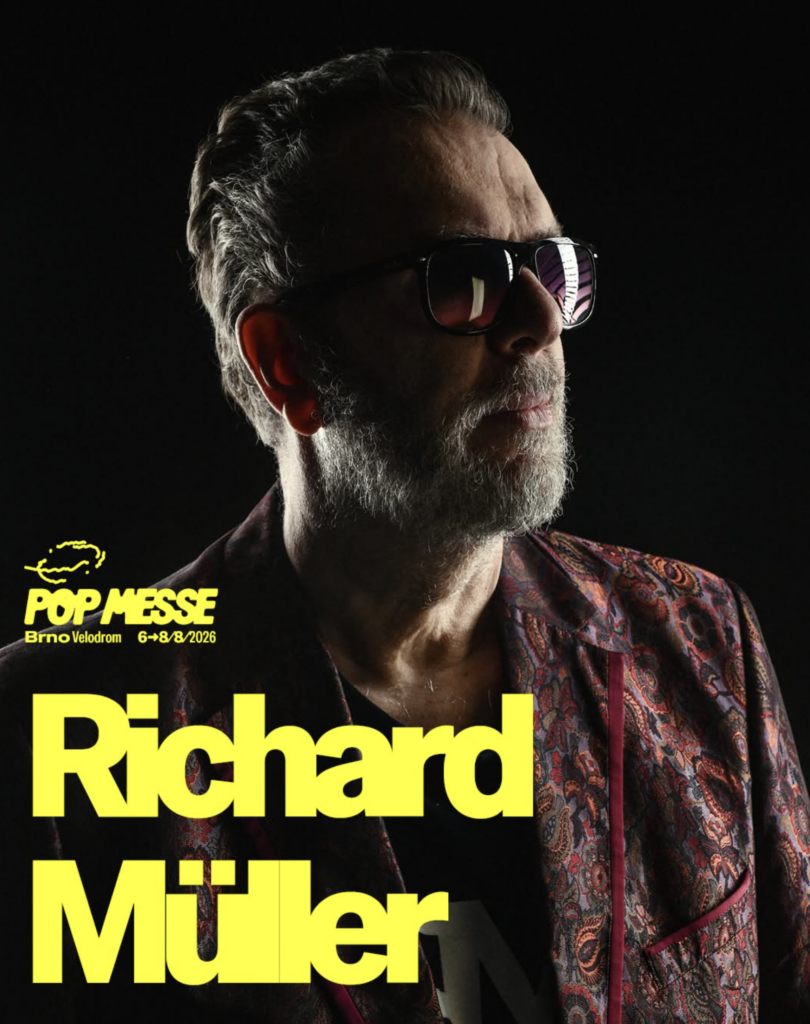 Richard Müller v slnečných okuliaroch a vzorovanom saku, oznamovací vizuál Pop Messe 2026