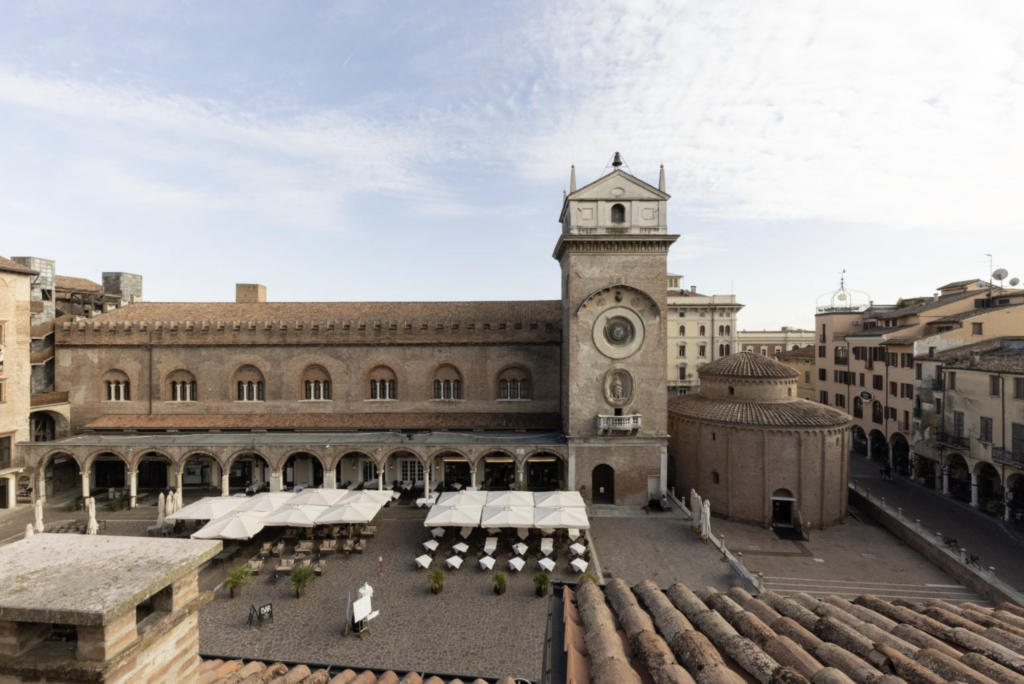 Letecký pohľad na Palazzo della Ragione a Piazza Erbe v Mantove pri modrej oblohe