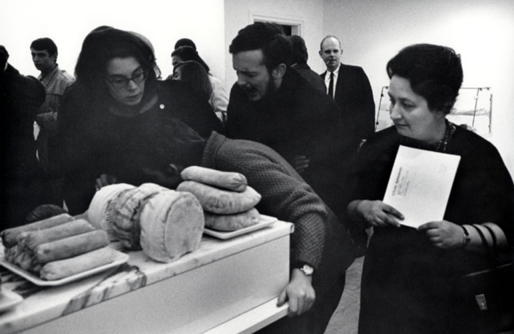 Ileana Sonnabend a Claes Oldenburg na vernisáži jeho výstavy v parížskej Galerie Ileana Sonnabend, 1964