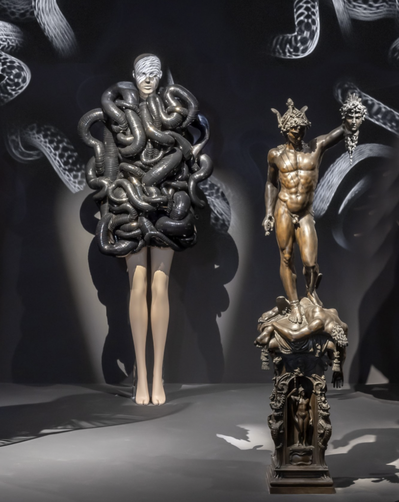 Iris van Herpen, šaty z hadích motívov vystavené vedľa bronzovej Perzeovej sochy v Sculpting the Senses
