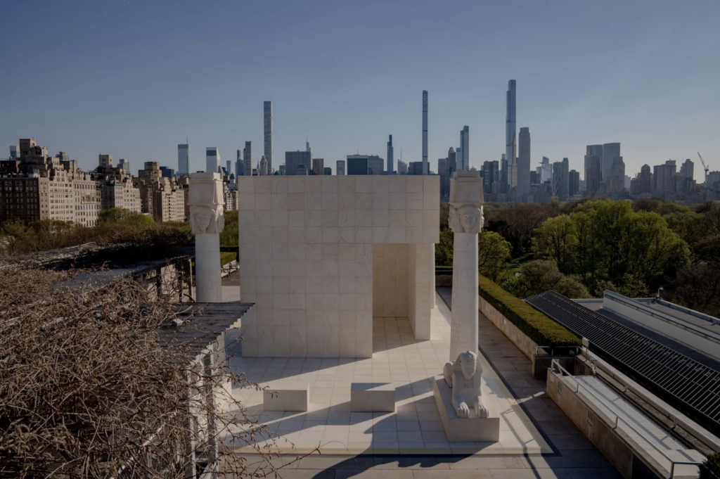 Monumentálna inštalácia Lauren Halsey na streche Metropolitného múzea v New Yorku, inšpirovaná staroegyptskou architektúrou a South Central Los Angeles