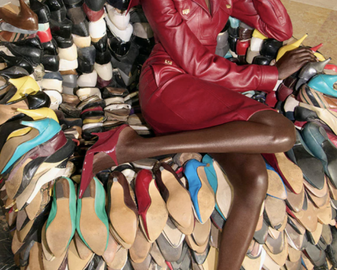 Anok Yai sediaca na soche Willieho Colea z topánok, kampaň Ferragamo FW26