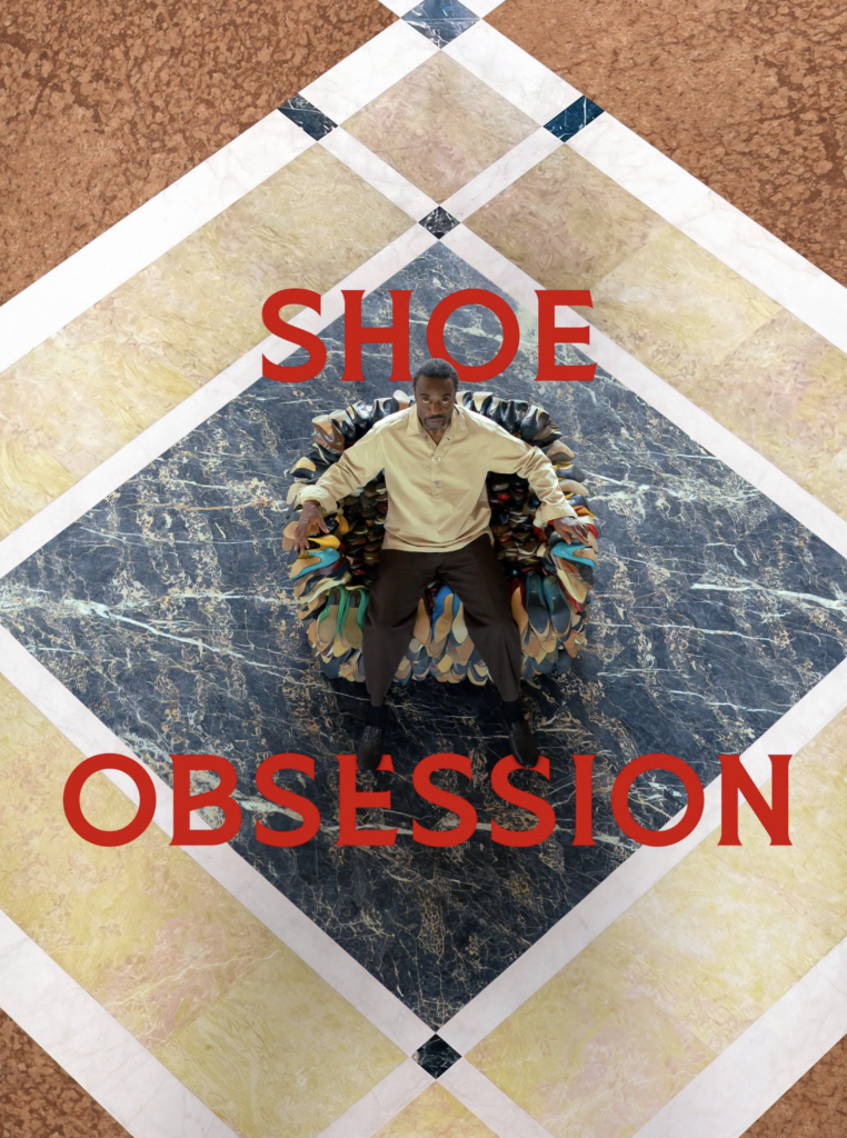 Willie Cole sediaci na svojej soche Shoe Obsession zo zbierky Museum Voorlinden