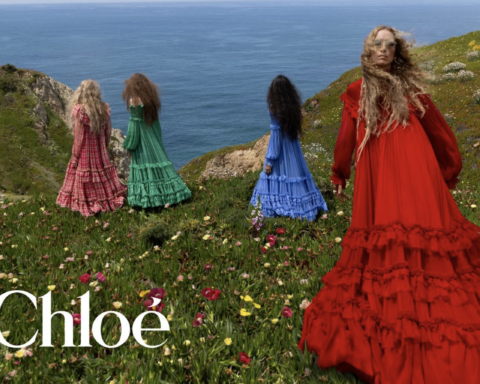 Modelky vo farebných šatách Chloé stojace na útese s výhľadom na more