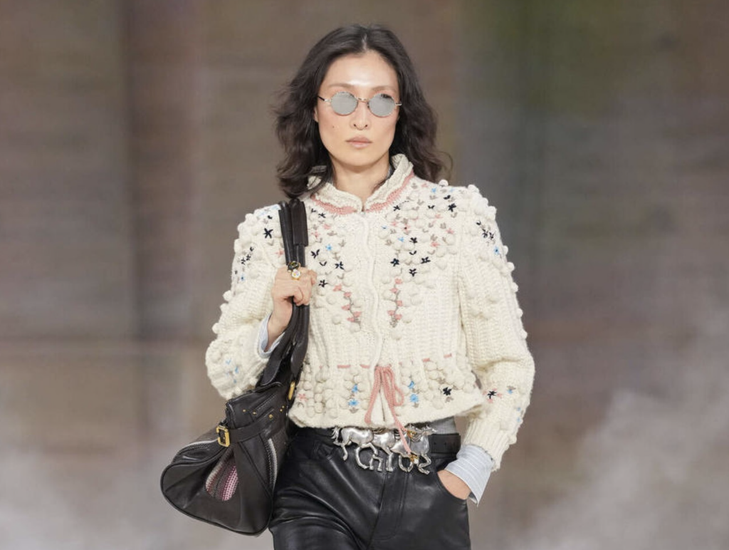 Model na móle Chloé s koženým opaskom so sponou v tvare koňa