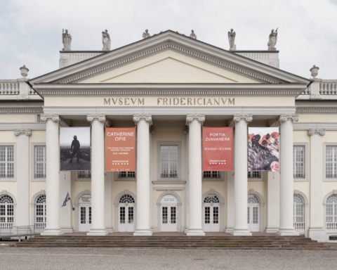 Fasáda budovy Fridericianum v Kasseli s neoklasicistickým vstupným portikom