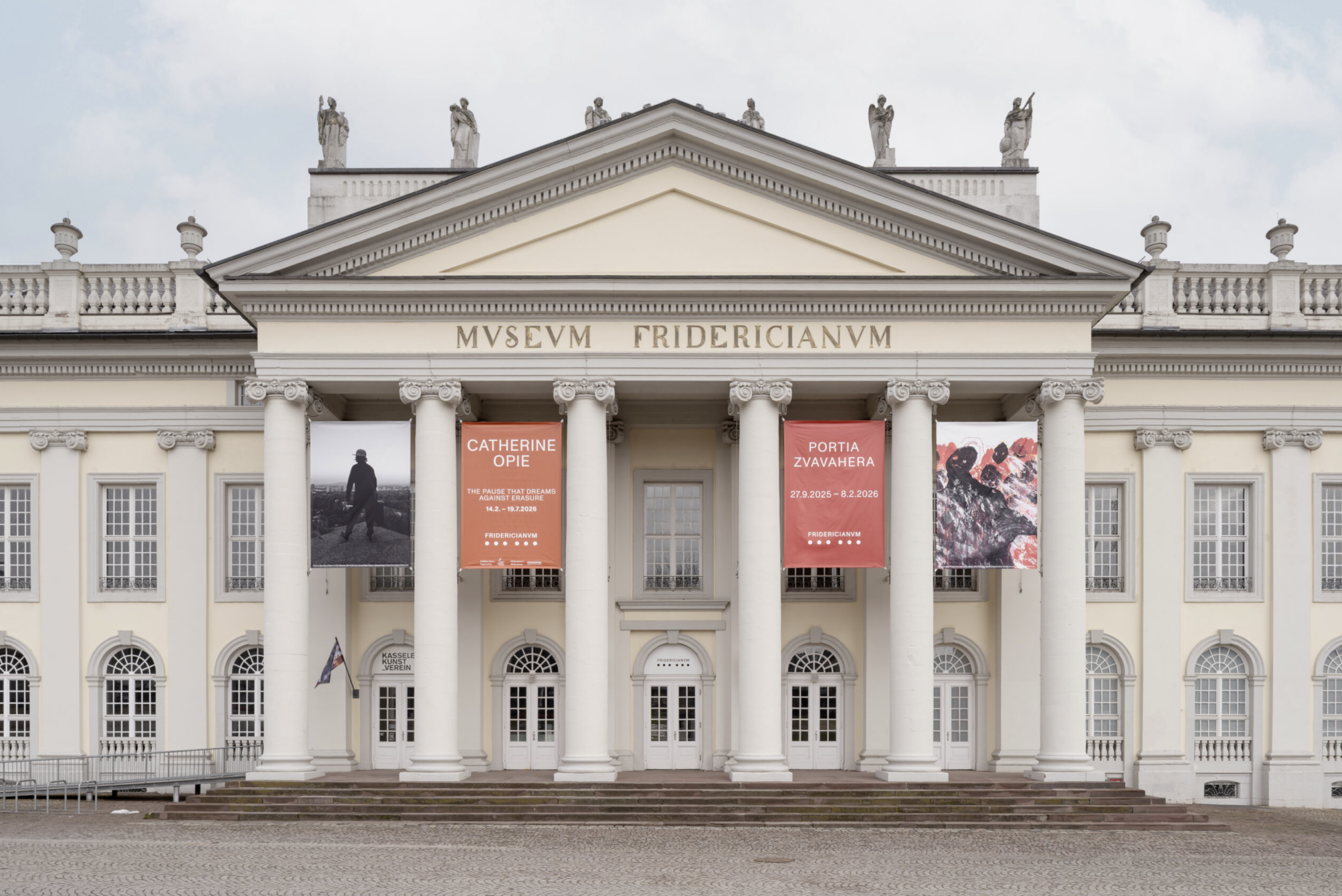 Fasáda budovy Fridericianum v Kasseli s neoklasicistickým vstupným portikom