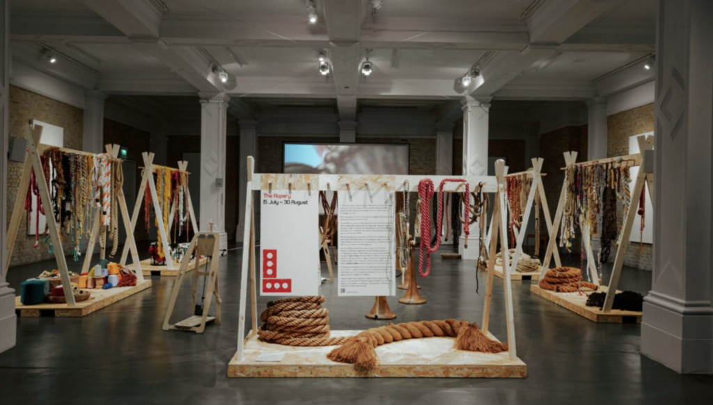 Inštalačný pohľad na participatívnu výstavu The Ropery vo Whitechapel Gallery