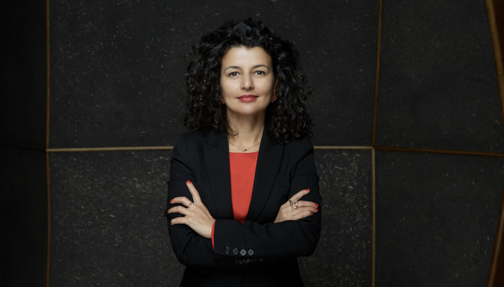 Portrét kurátorky Fatoş Üstek, ktorá vedie tohtoročnú edíciu Frieze Sculpture v Regent's Parku