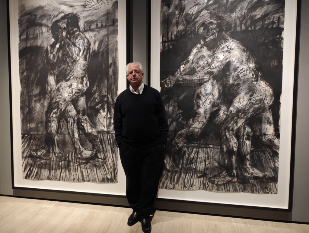 William Kentridge stojí pred veľkoformátovými uhľovými kresbami vo Fundació Sorigué v Lleide