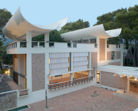 Exteriér Fondation Maeght s charakteristickou zvlnenou strechou a Giacomettiho sochou na nádvorí