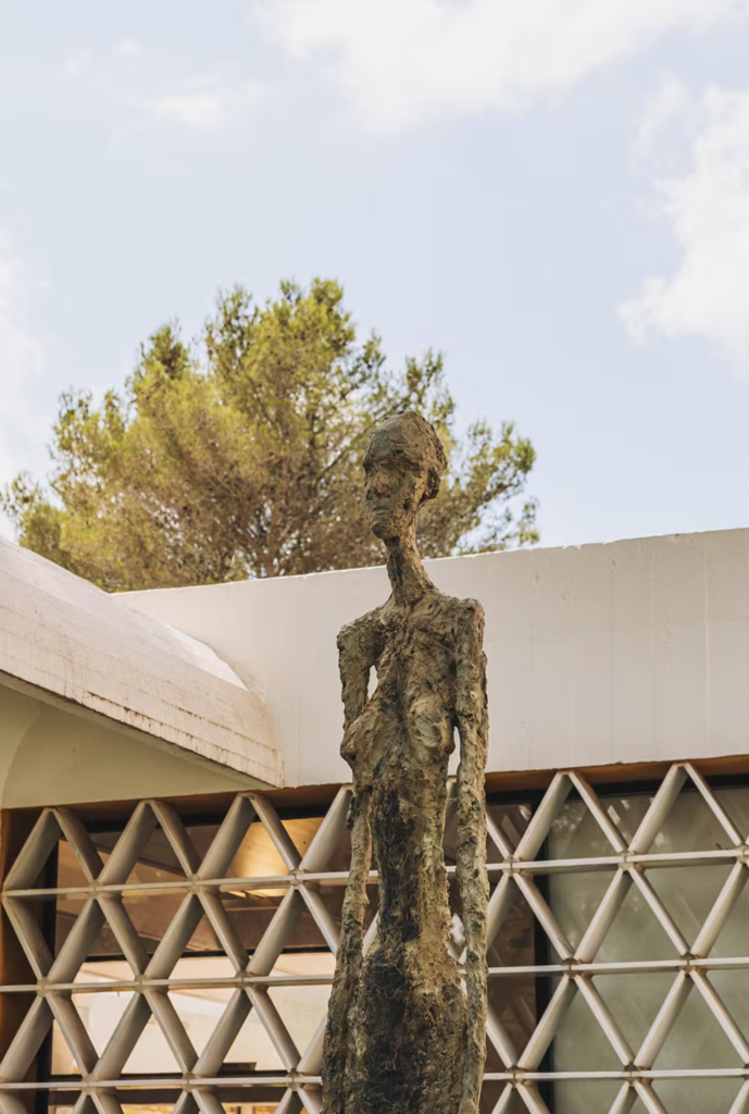Bronzová socha Alberta Giacomettiho pred architektúrou Fondation Maeght