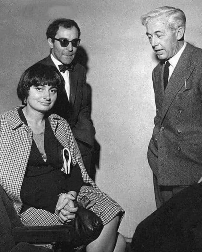 Čiernobiela archívna fotografia Jean-Luca Godarda, Agnès Vardy a Roberta Bressona