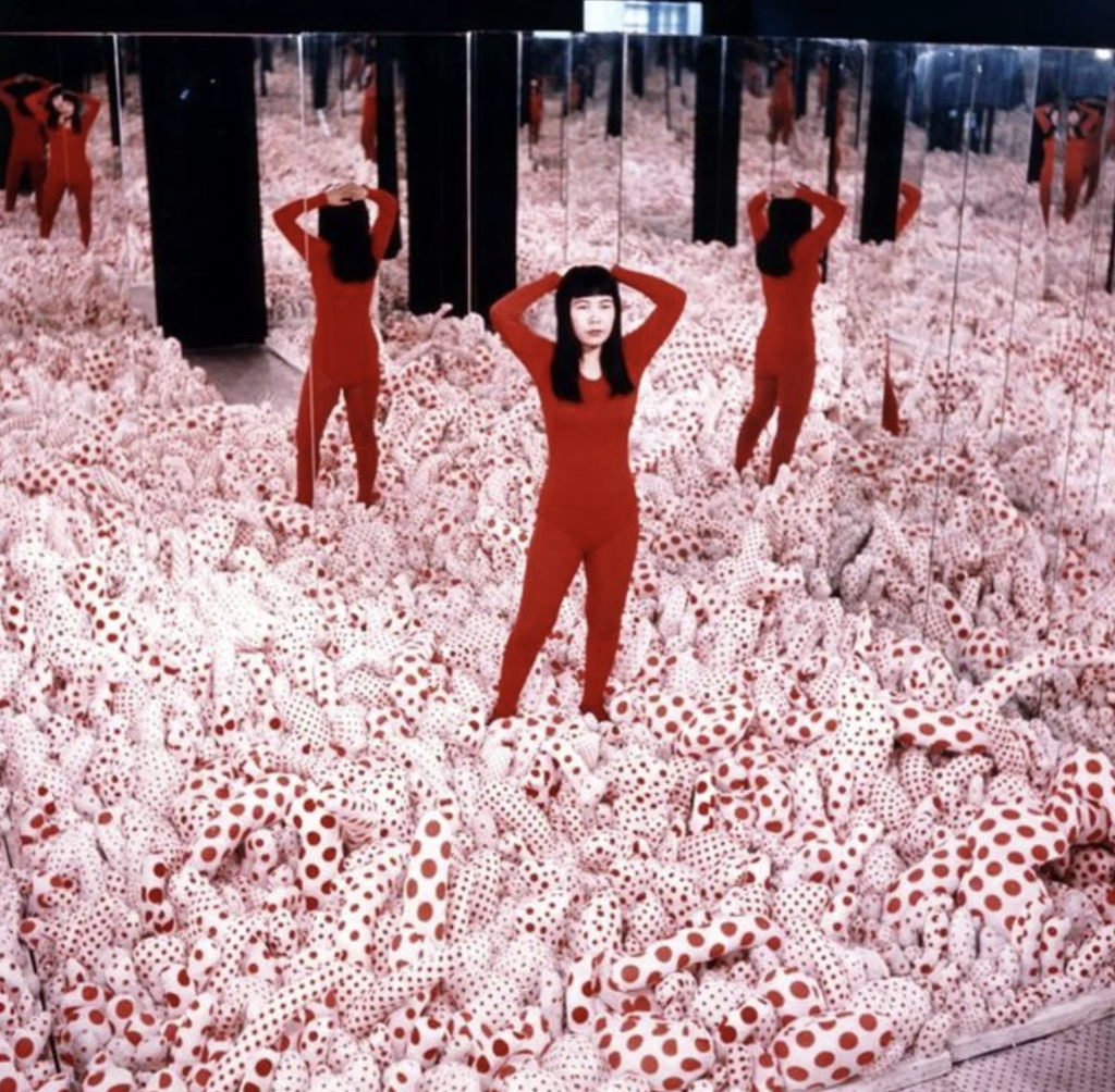 Kusamina inštalácia Infinity Mirror Room, Phalli's Field, so zrkadlami a bodkovanými výčnelkami