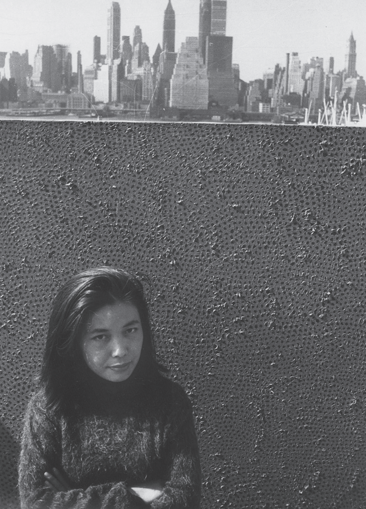 Yayoi Kusama v Brooklyne s výhľadom na Manhattan, 1964