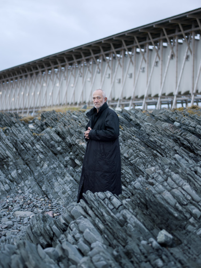 Steilneset Memorial od Petra Zumthora, drevená pretiahnutá konštrukcia na pobreží v nórskom Vardø