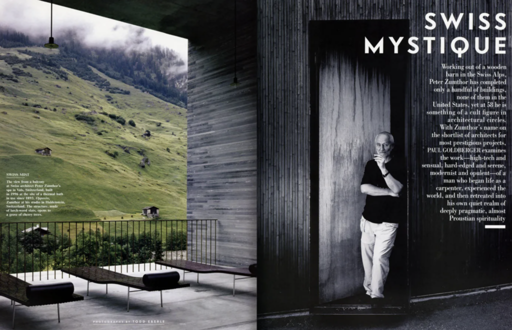 Peter Zumthor stojí pri drevenej fasáde svojho ateliéru v Haldensteine, vedľa výhľadu z Therme Vals