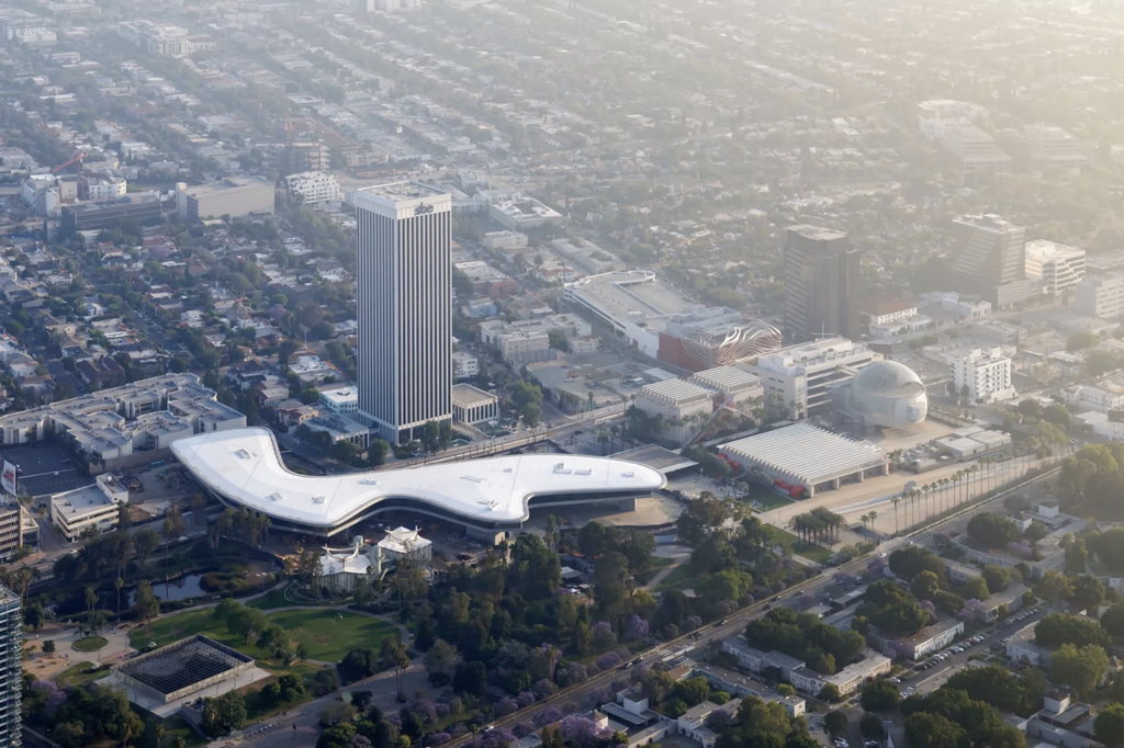 David Geffen Galleries od Petra Zumthora na LACMA, presvetlené interiéry v neskorom popoludňajšom svetle