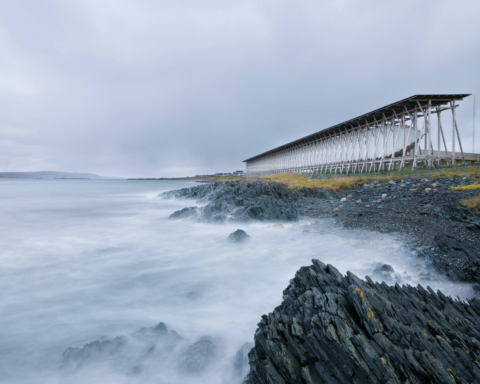 Steilneset Memorial od Petra Zumthora, dlhá drevená konštrukcia na kamenistom pobreží pri Vardø