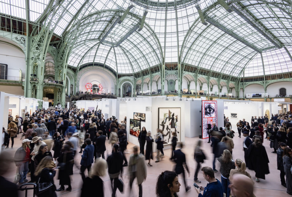Davy návštevníkov na Art Basel Paris 2025 pod veľkolepou presklenou kupolou Grand Palais