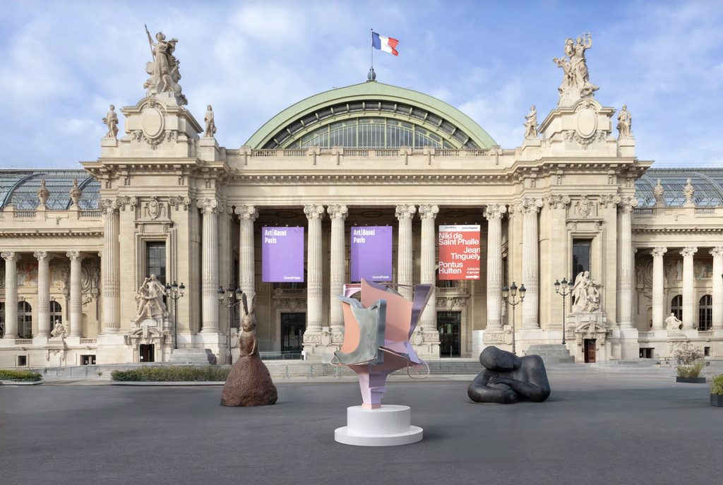Arlene Shechet, Dawn, farebná hliníková socha inštalovaná na Avenue Winston Churchill počas Art Basel Paris