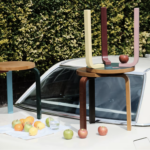 Stoličky 60 od Artek Reimagined by Paul Smith s farebnými nohami umiestnené na streche auta v exteriéri