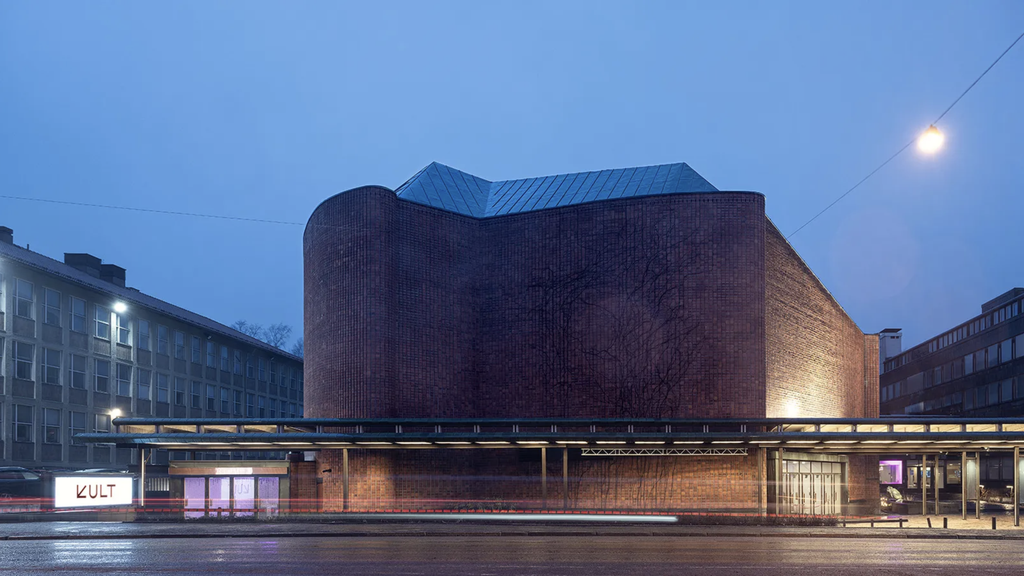 House of Culture v Helsinkách od Alvara Aalta za súmraku, s charakteristickou tehlovou organickou fasádou