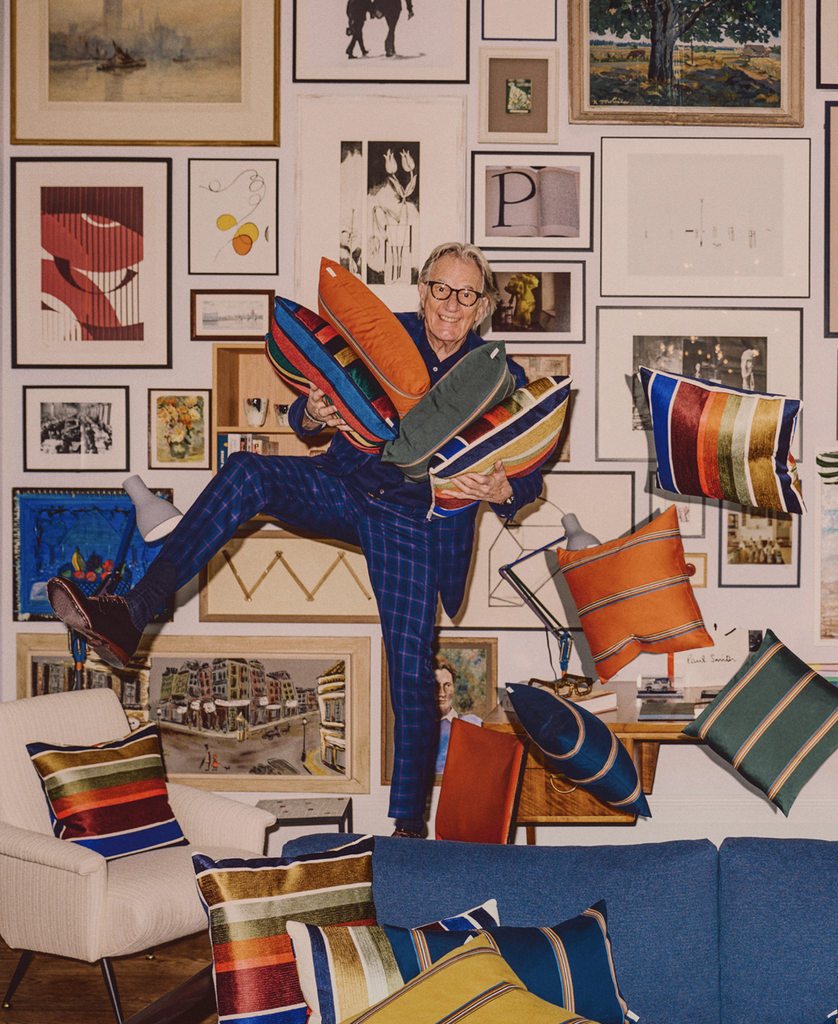 Paul Smith žonglujúci s farebnými pruhovanými vankúšmi vo svojej galérii obrazov
