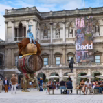 Osemmetrová totemová socha Stack od Nicole Eisenman v nádvorí Annenberg Courtyard v Royal Academy of Arts v Londýne.