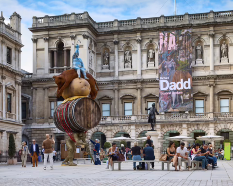 Osemmetrová totemová socha Stack od Nicole Eisenman v nádvorí Annenberg Courtyard v Royal Academy of Arts v Londýne.