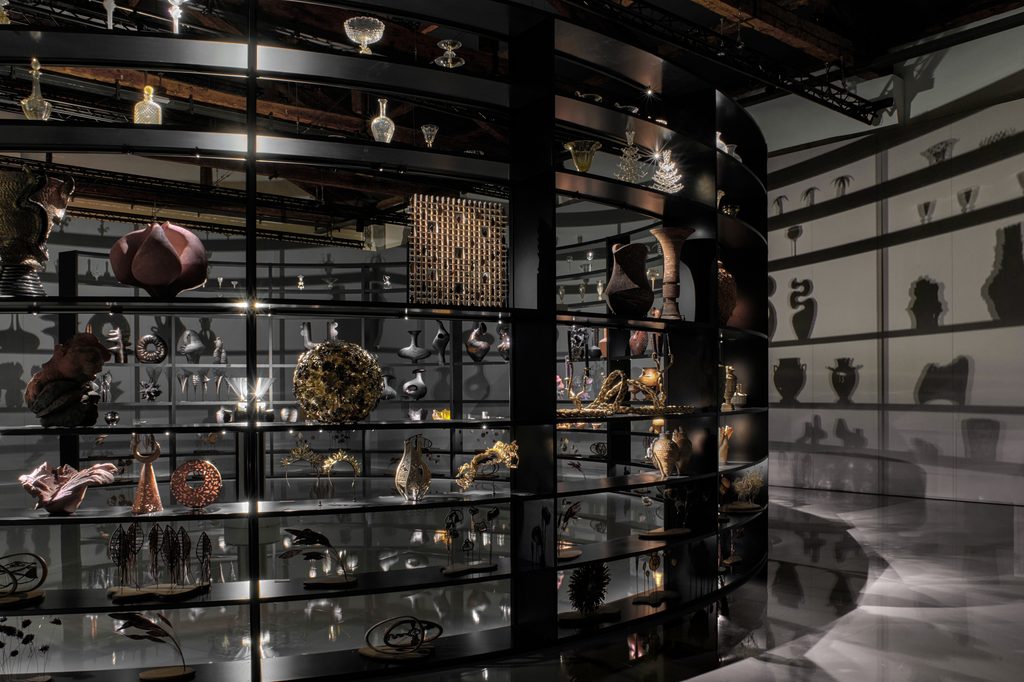 Inštalácia An Alphabet of Objects s tmavými vitrínami plnými remeselných predmetov na Homo Faber 2026