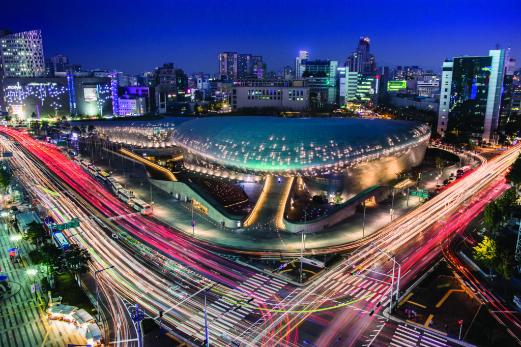 Exteriér budovy Dongdaemun Design Plaza od architektky Zahy Hadid v Soule