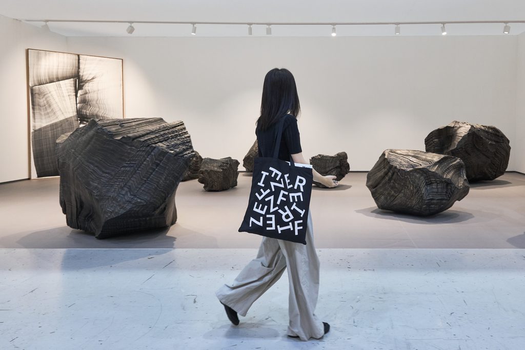 Sochárske diela Lee Baeho z dreveného uhlia na stánku Johyun Gallery na Frieze Seoul