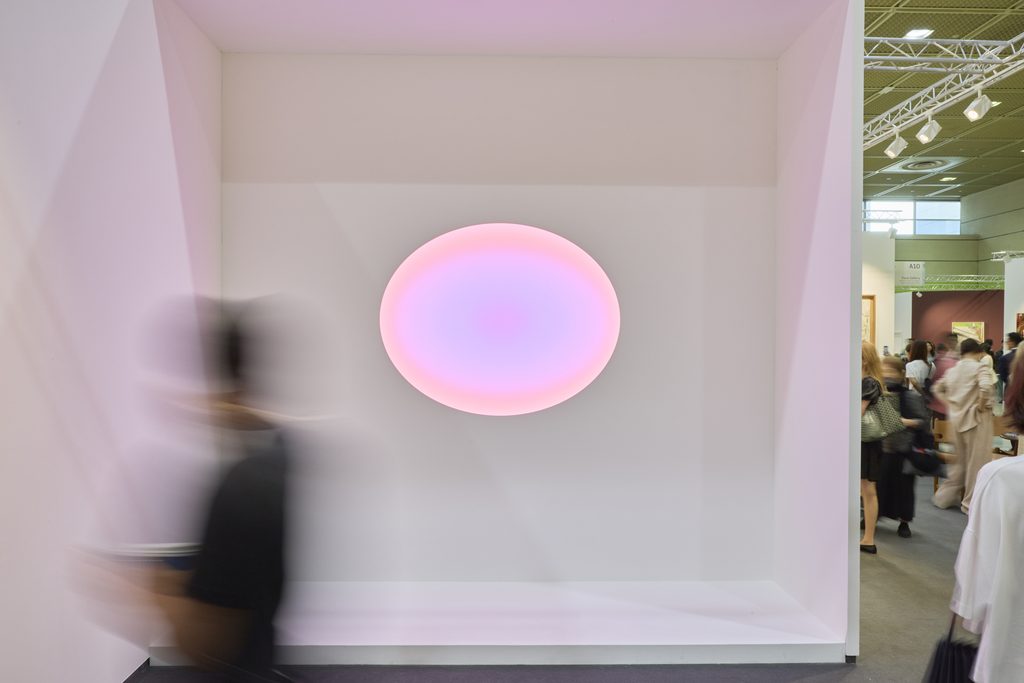 Turrellova eliptická svetelná inštalácia na stánku Pace Gallery na Frieze Seoul