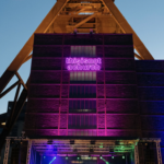 Davy návštevníkov na slávnostnom otvorení Manifesta 16 Ruhr pred ťažobnou vežou Zollverein v Essene